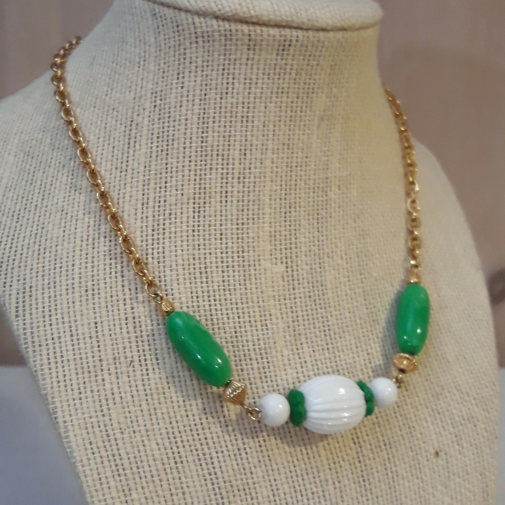 3/$15 Vintage green & white necklace - Picture 2 of 4